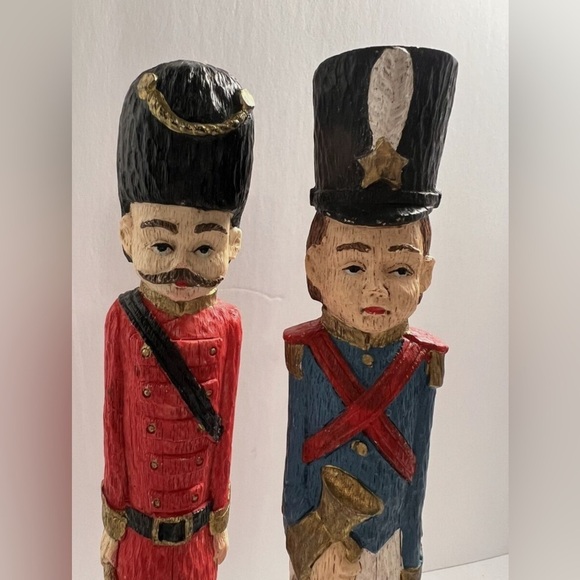 Vntg Set Red Uniformed Wood Look Resin Figurine Guard & Blue Soldier W/Bugle 12 - Picture 8 of 11